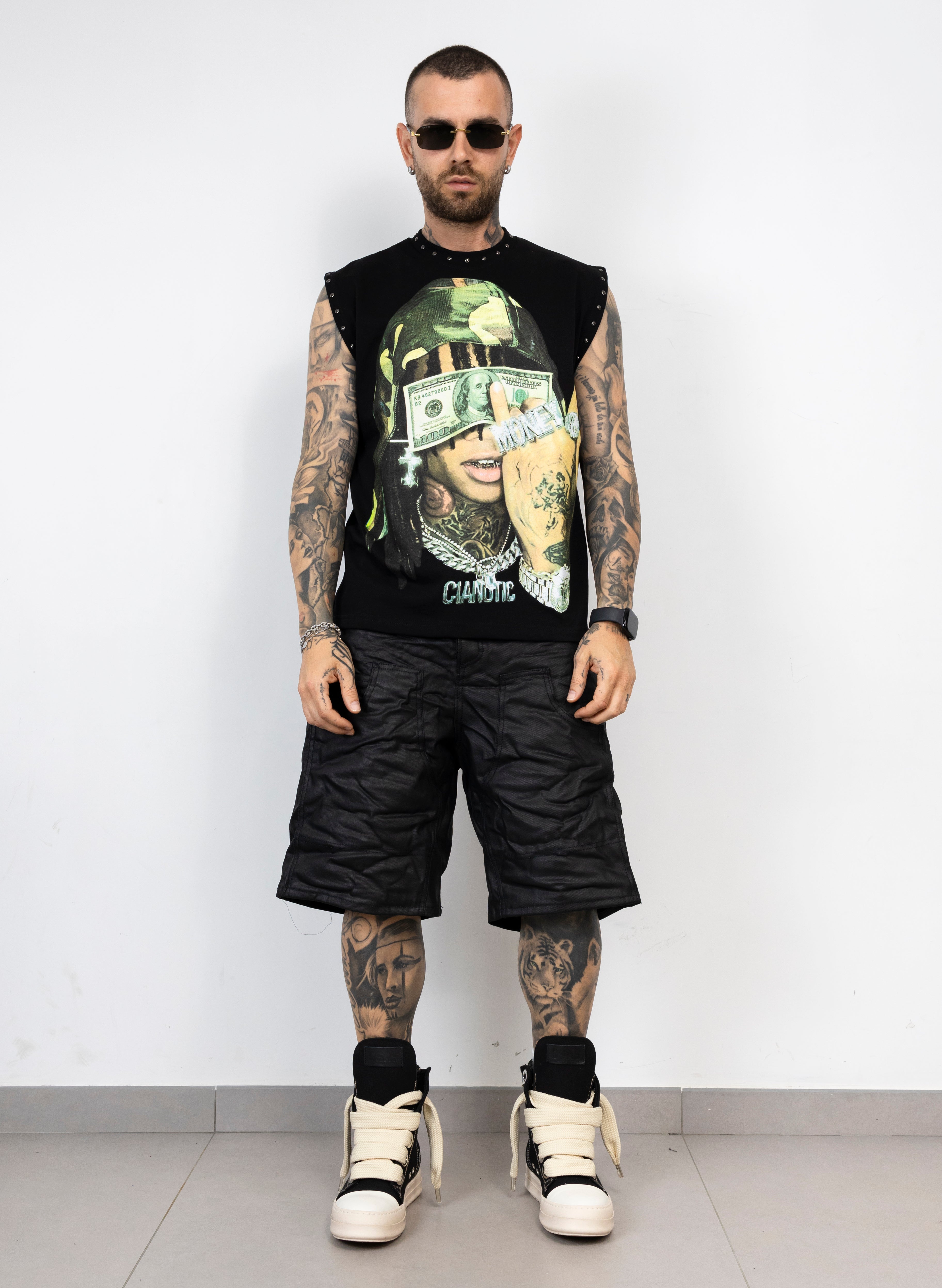 T-Shirt Smanicata Money Graphic con Borchie