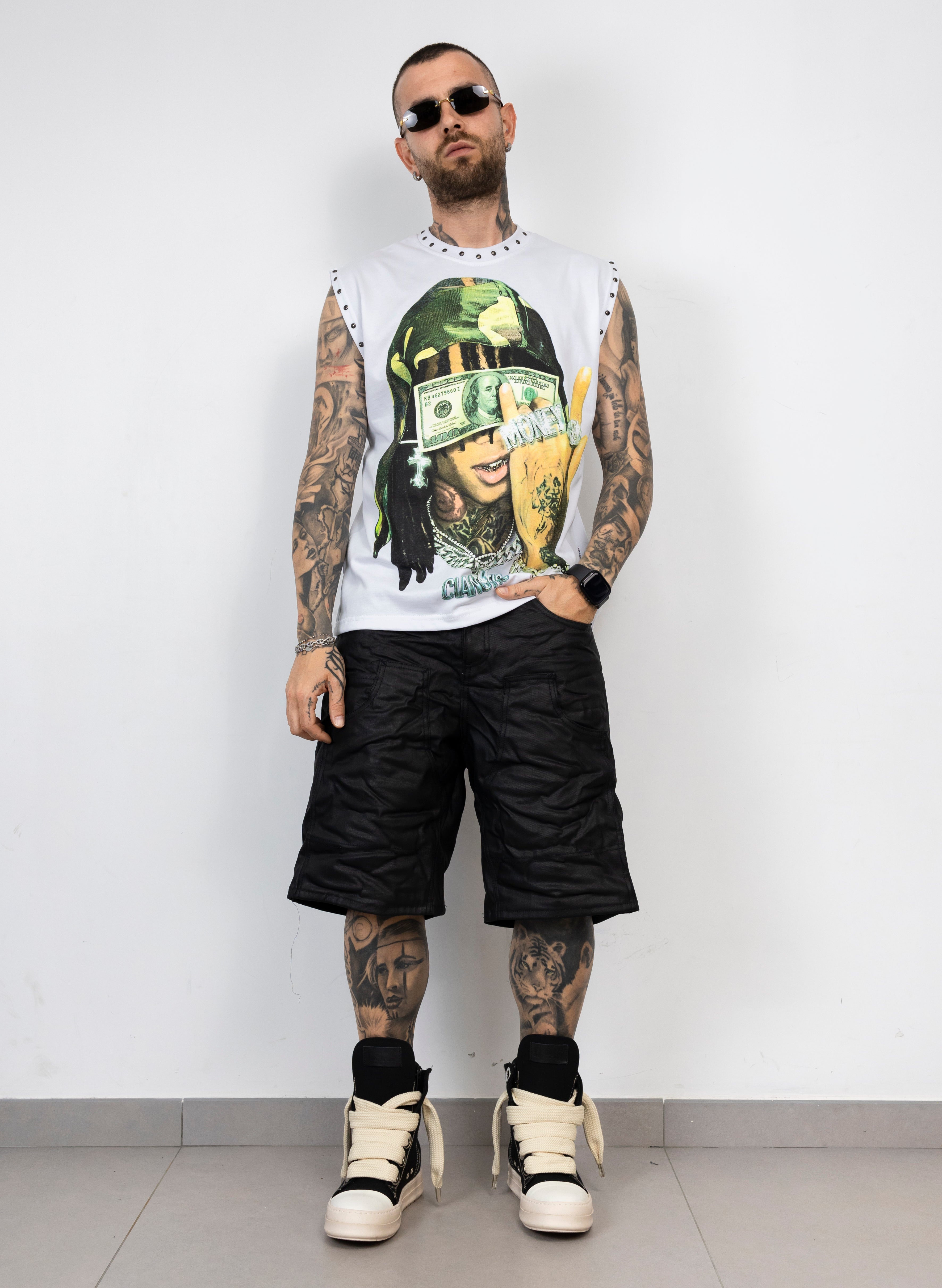 T-Shirt Smanicata Money Graphic con Borchie