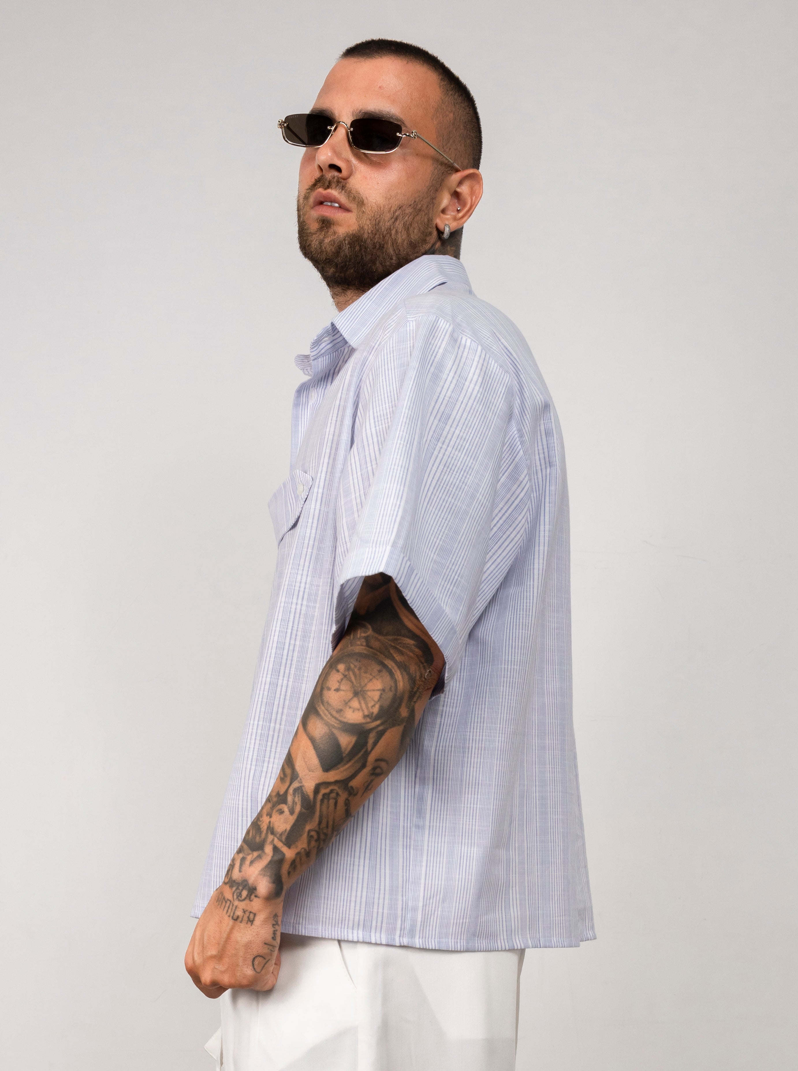 Camicia a righe con dettaglio frontale