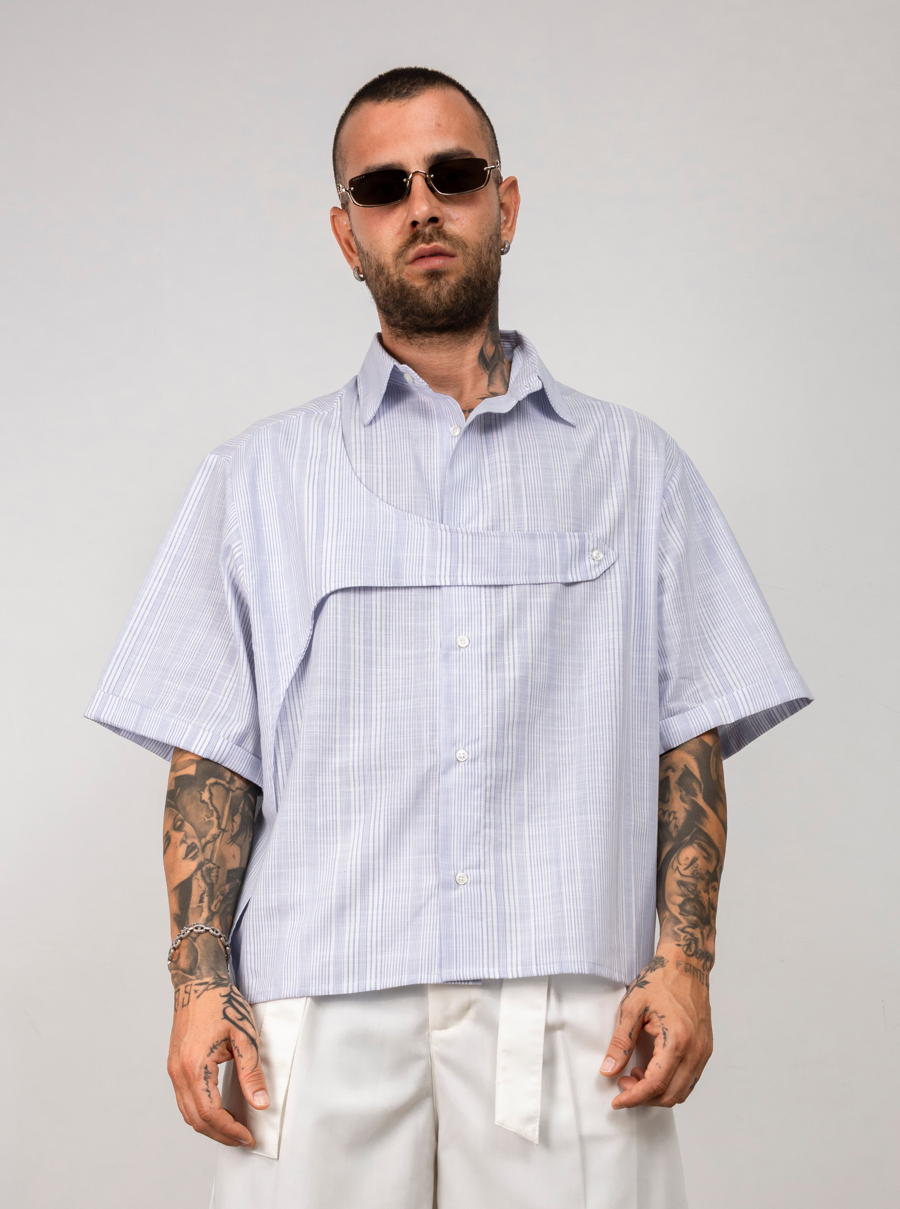 Camicia a righe con dettaglio frontale