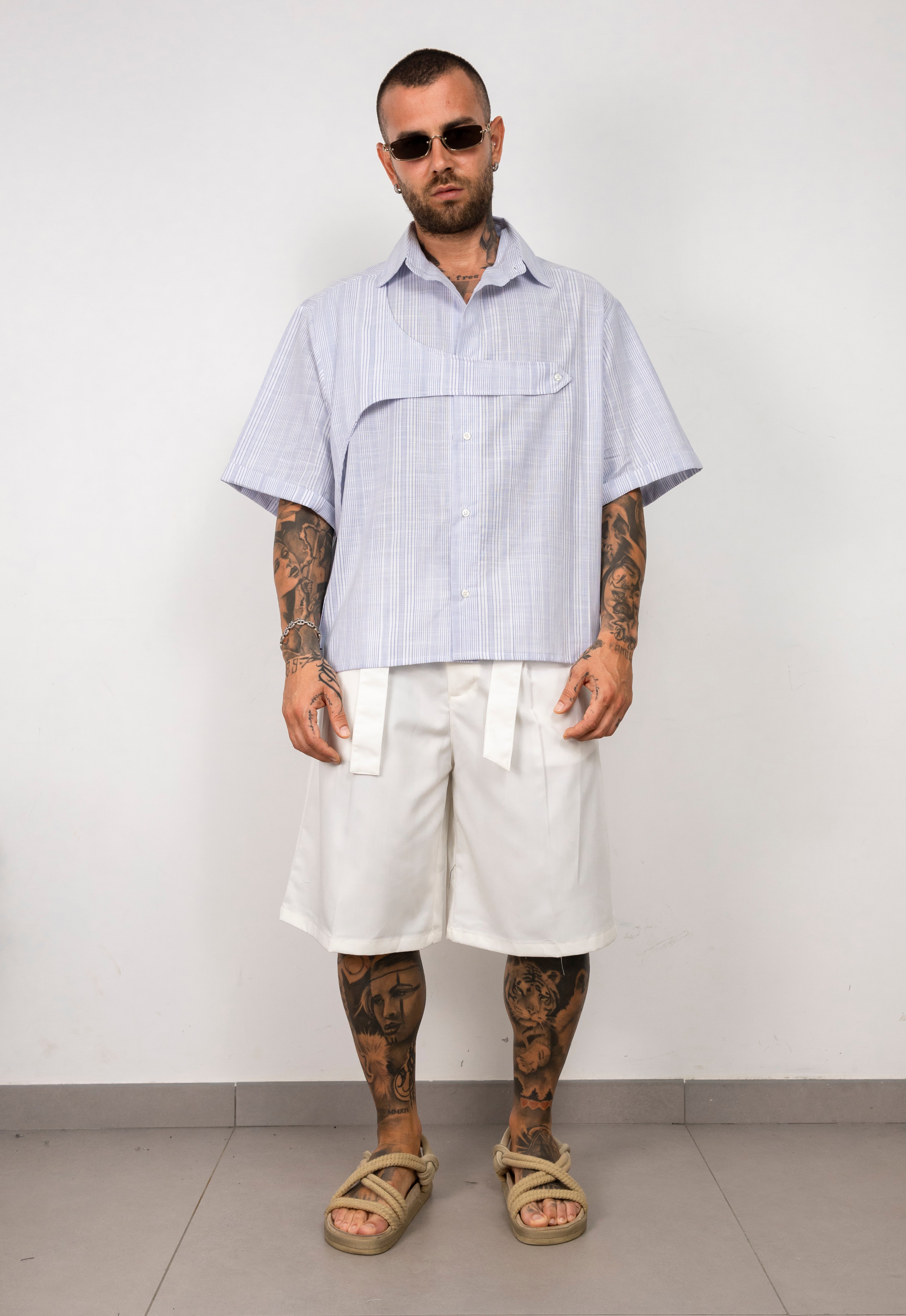 Camicia a righe con dettaglio frontale