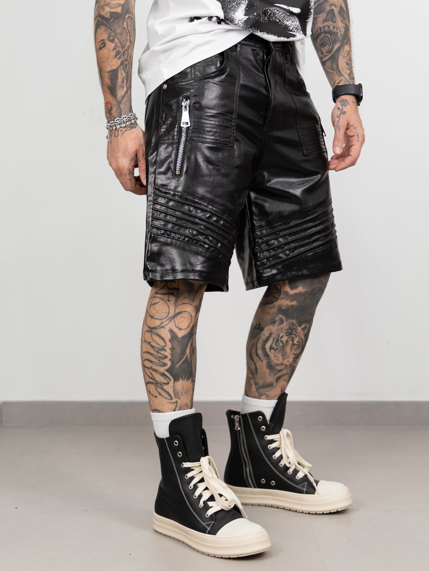 Short biker spalmato