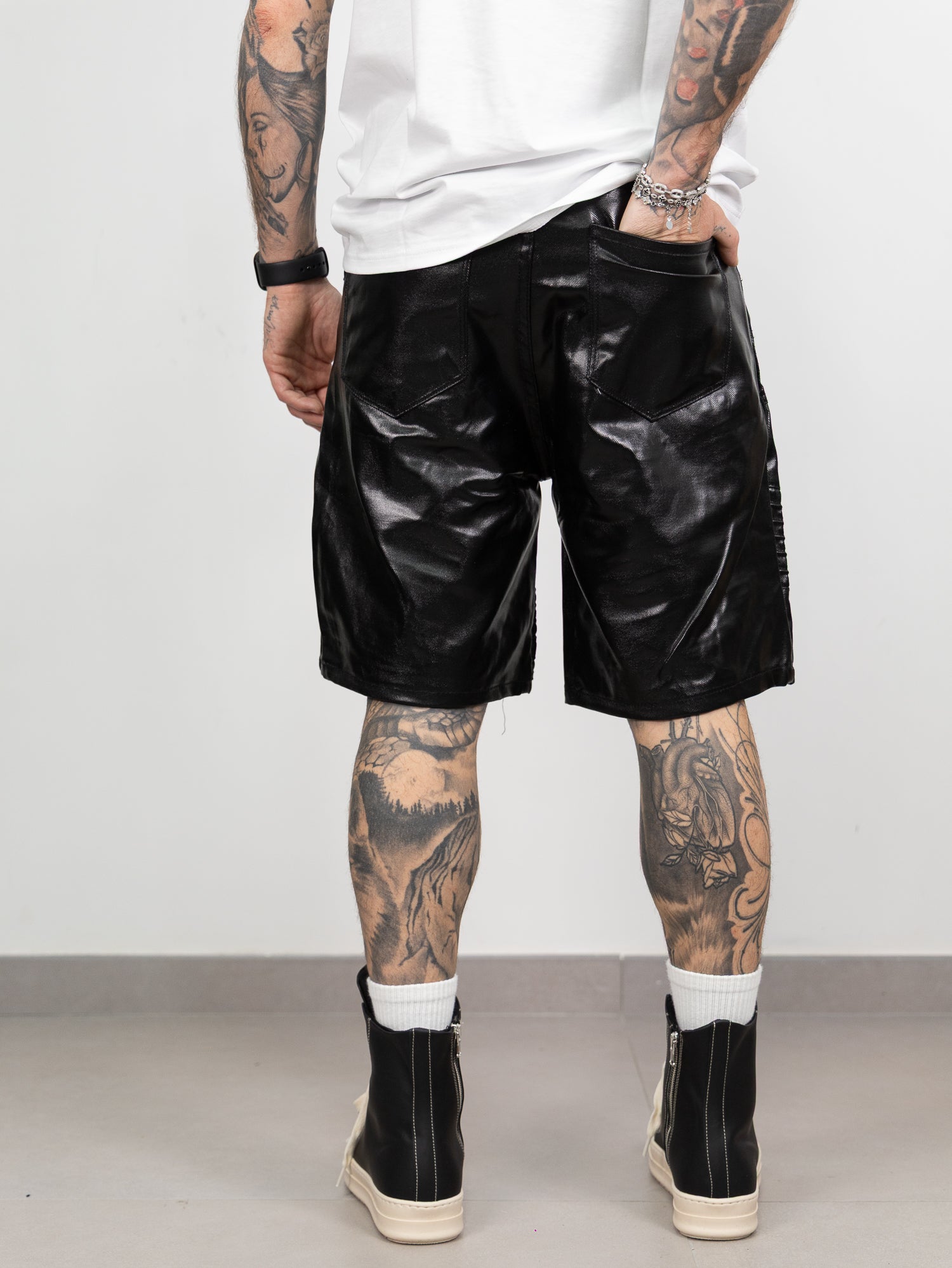 Short biker spalmato