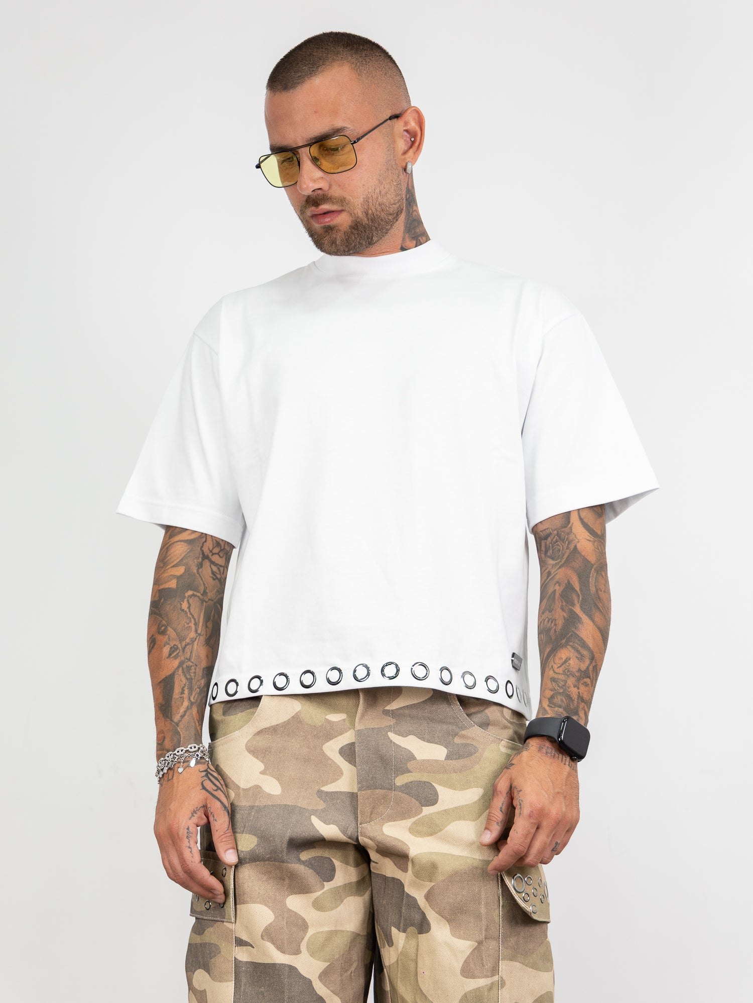 T-shirt borchie solo fondo