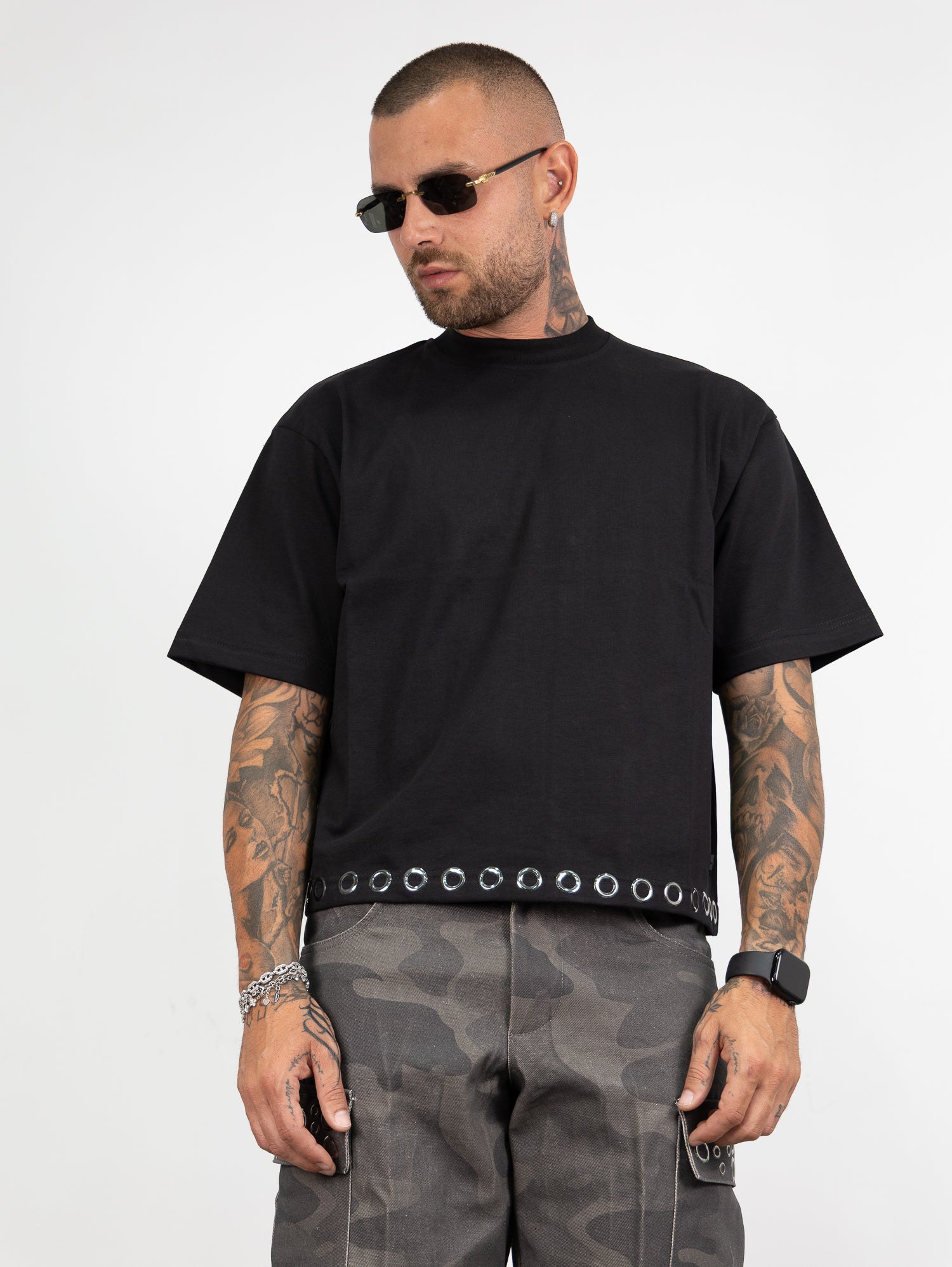 T-shirt borchie solo fondo
