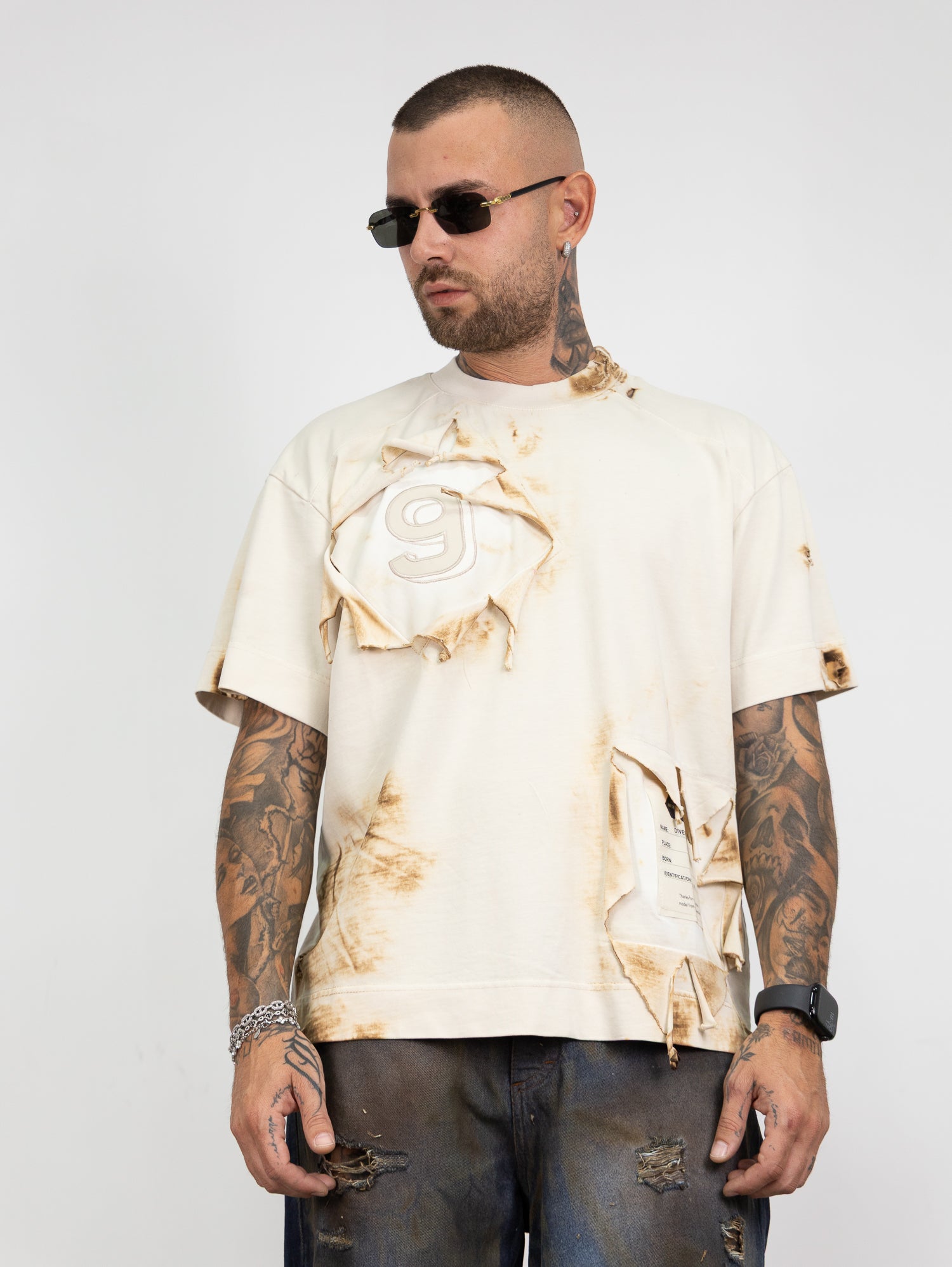T-shirt bruciata con ricamo
