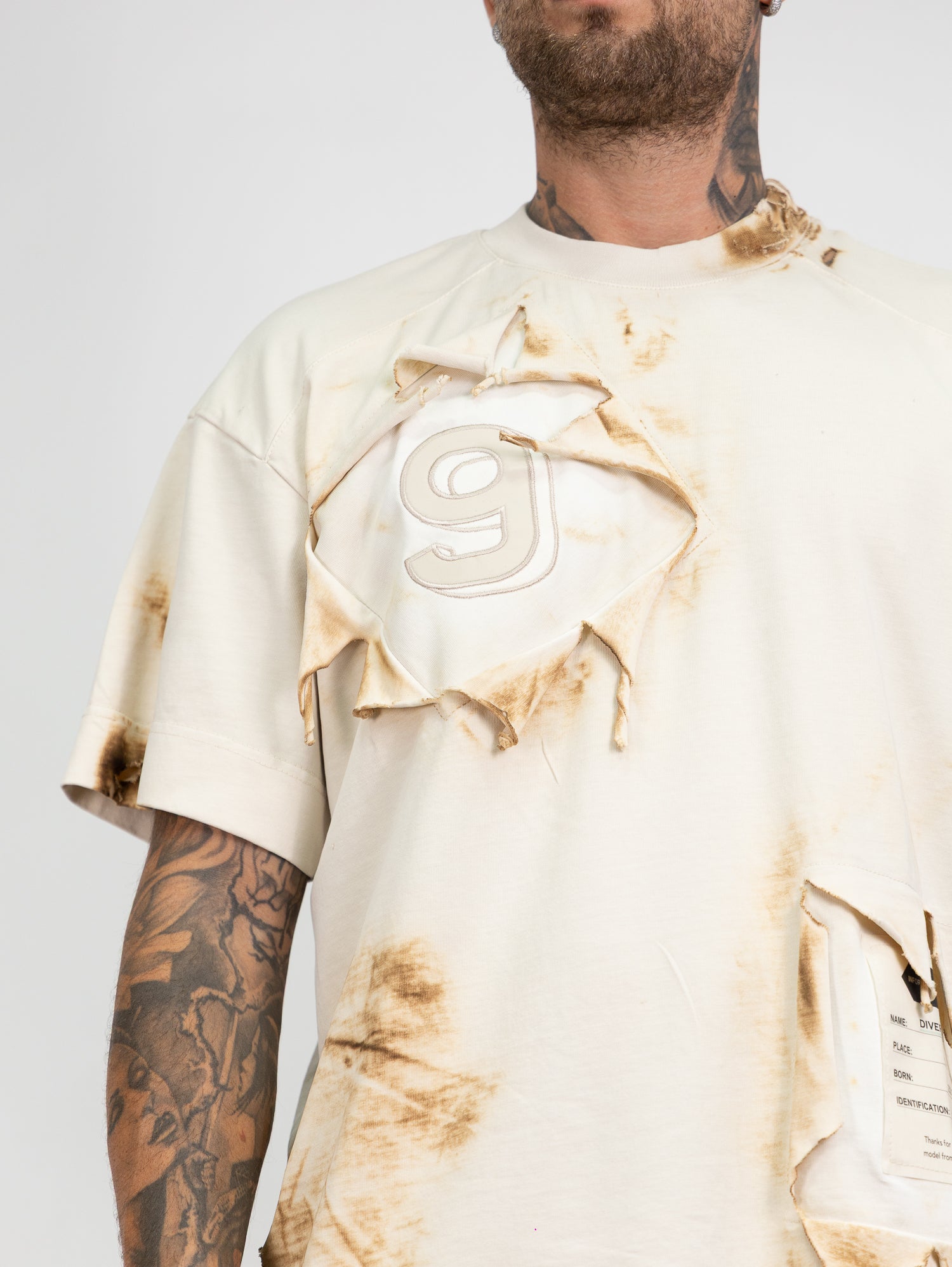 T-shirt bruciata con ricamo