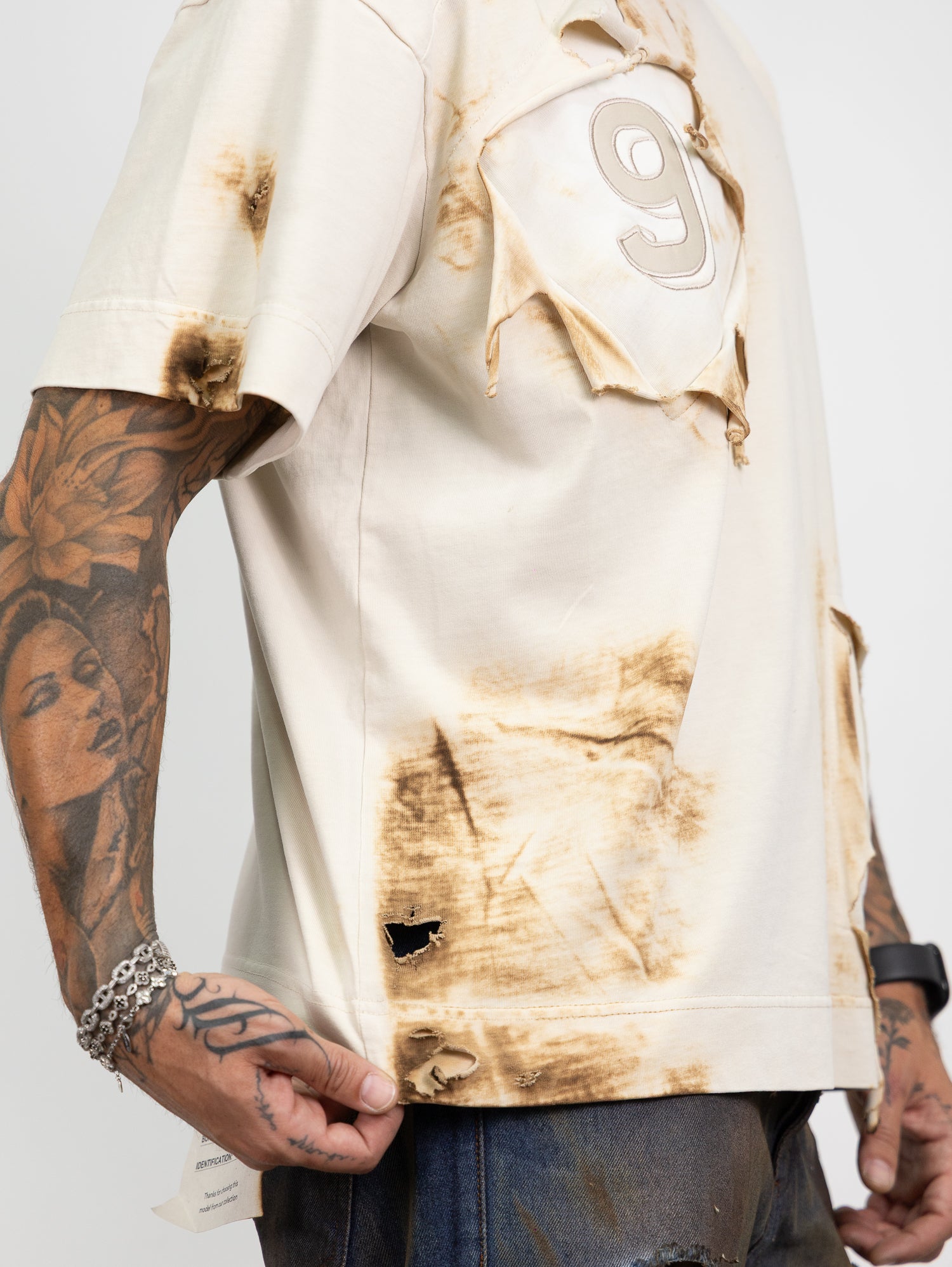 T-shirt bruciata con ricamo