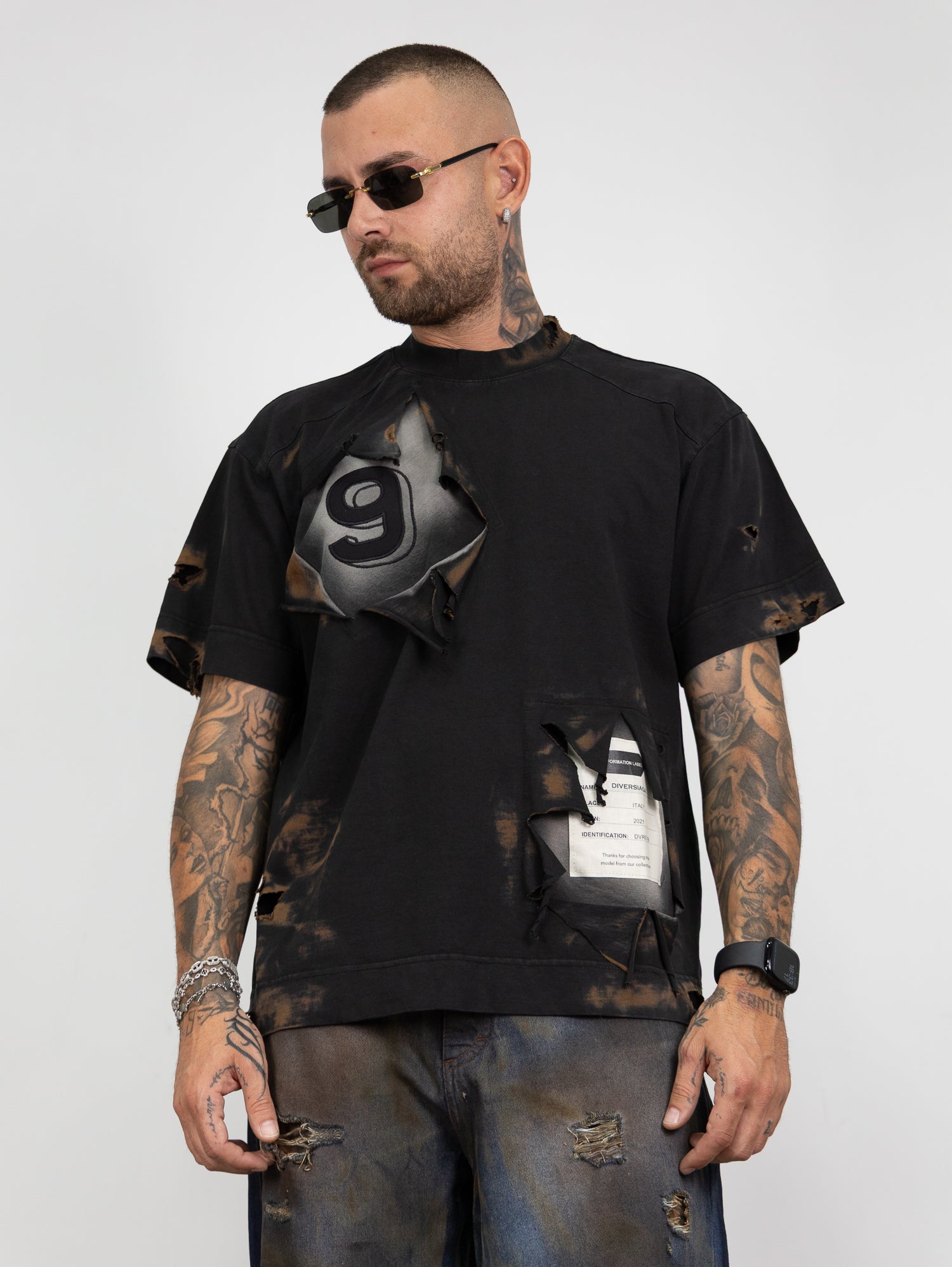 T-shirt bruciata con ricamo