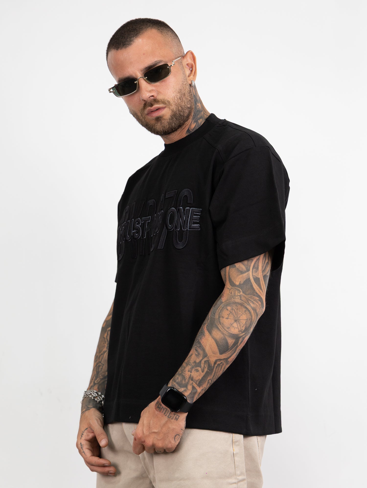 T-shirt trust no one