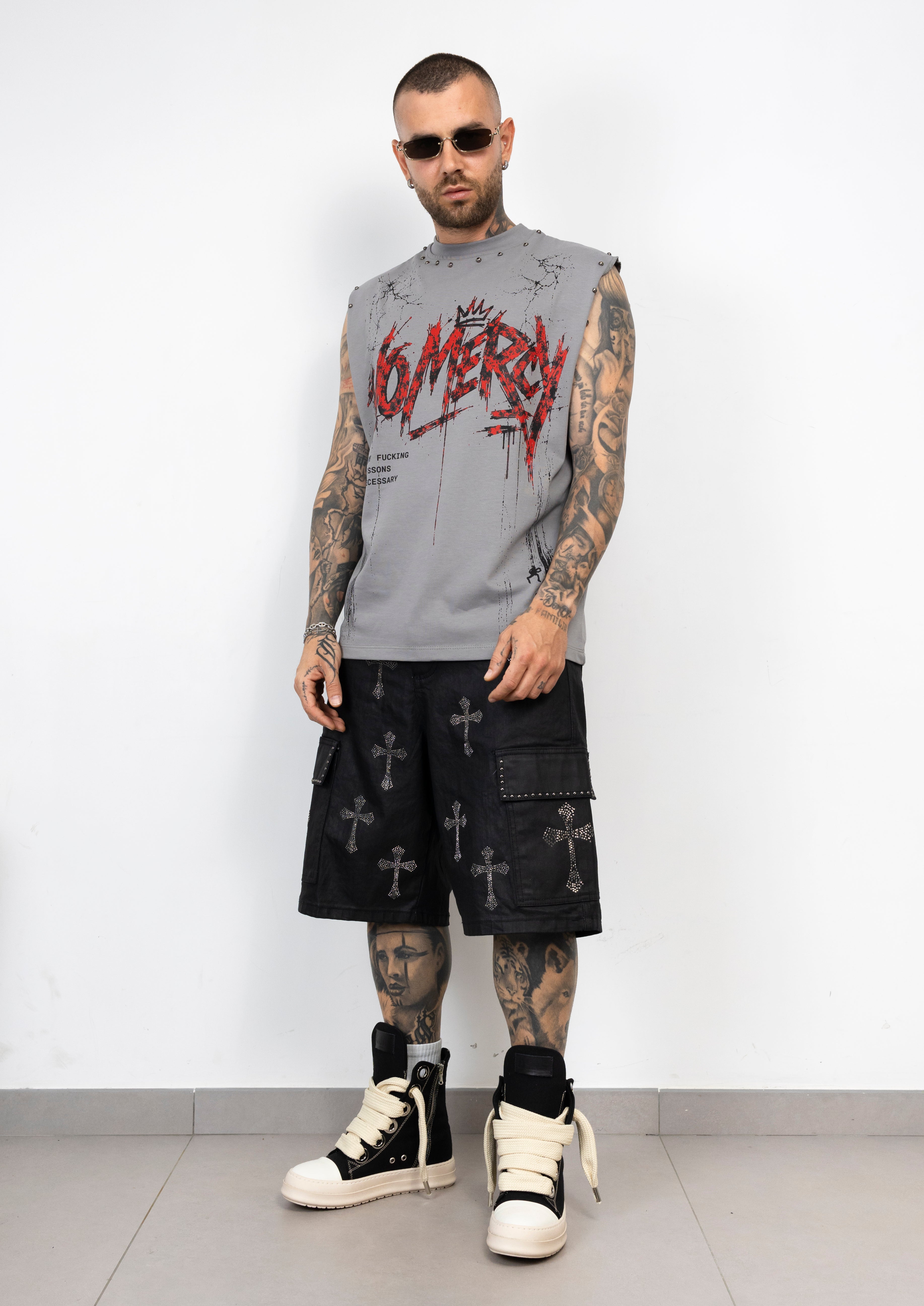T-Shirt Smanicata No Mercy con Borchie