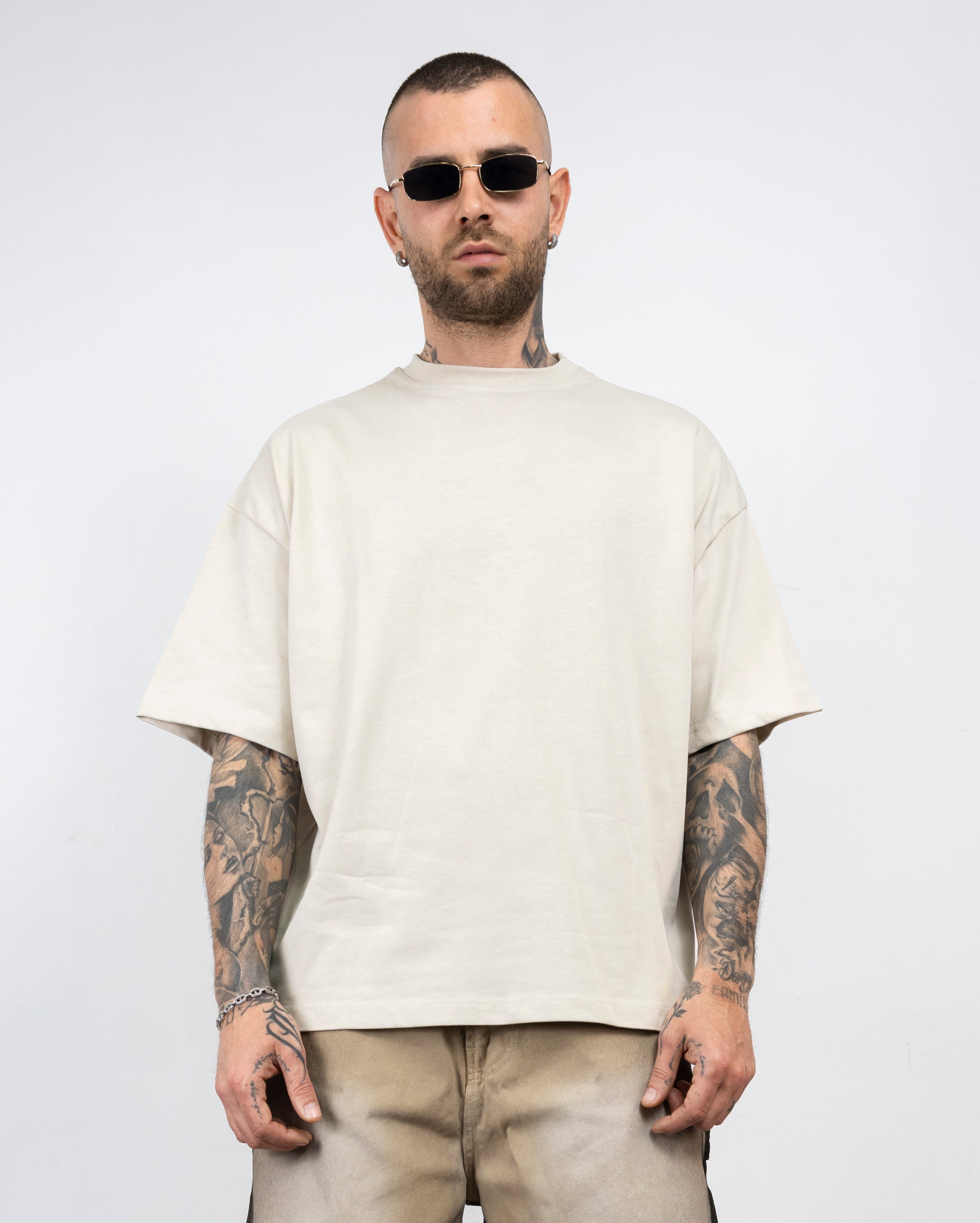T-shirt over scritte