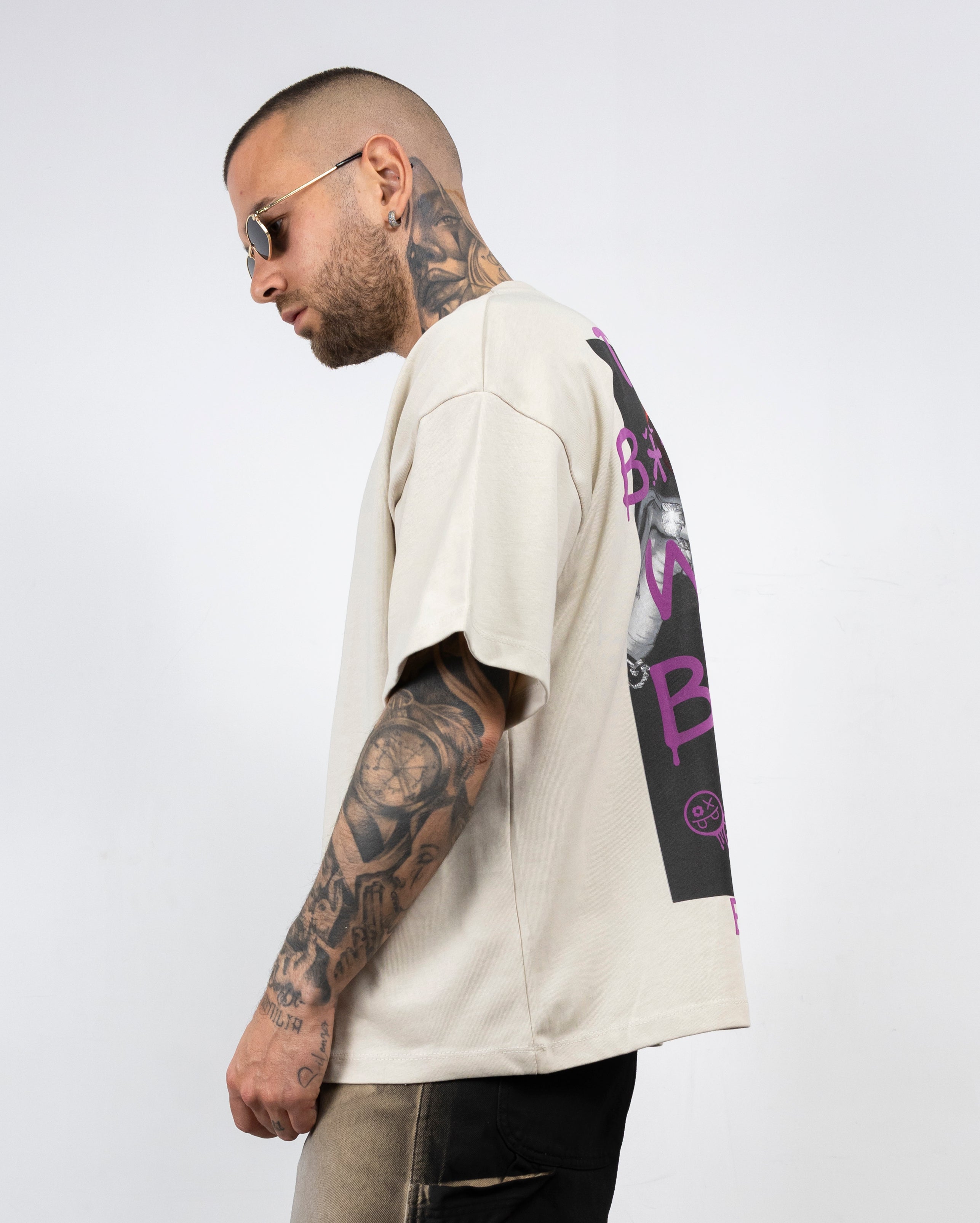 T-shirt over scritte