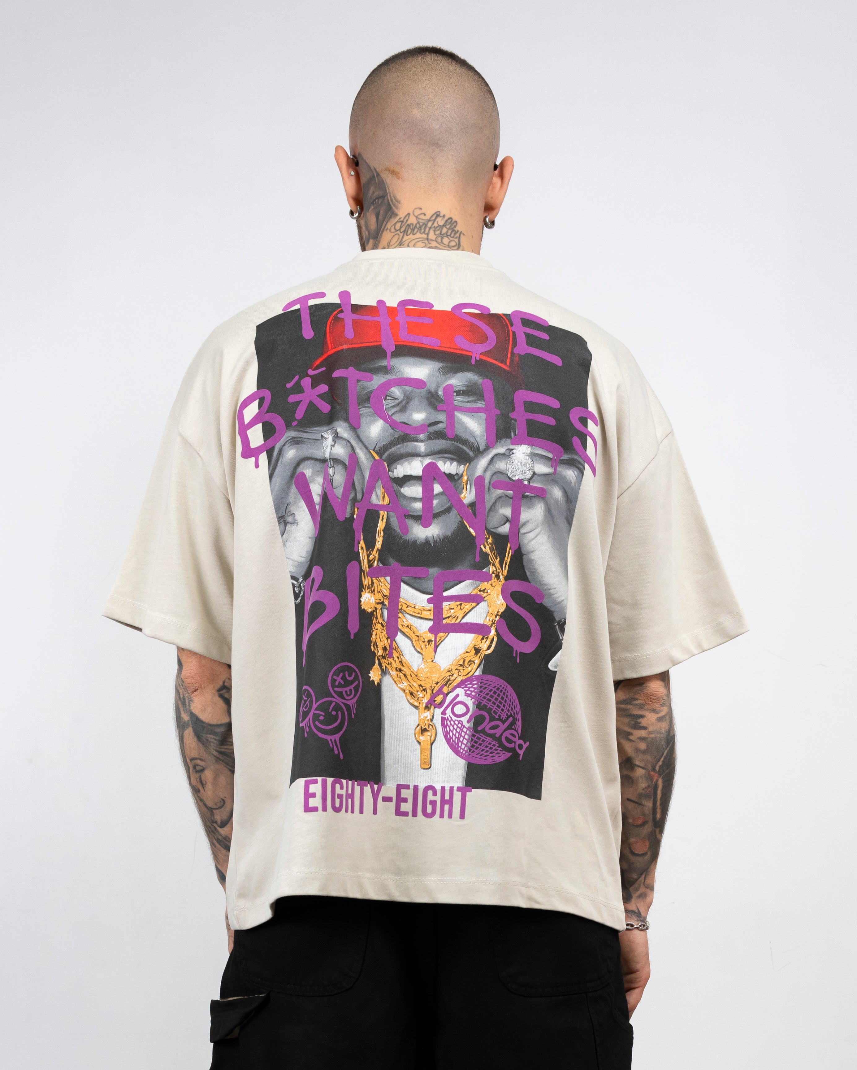 T-shirt over scritte