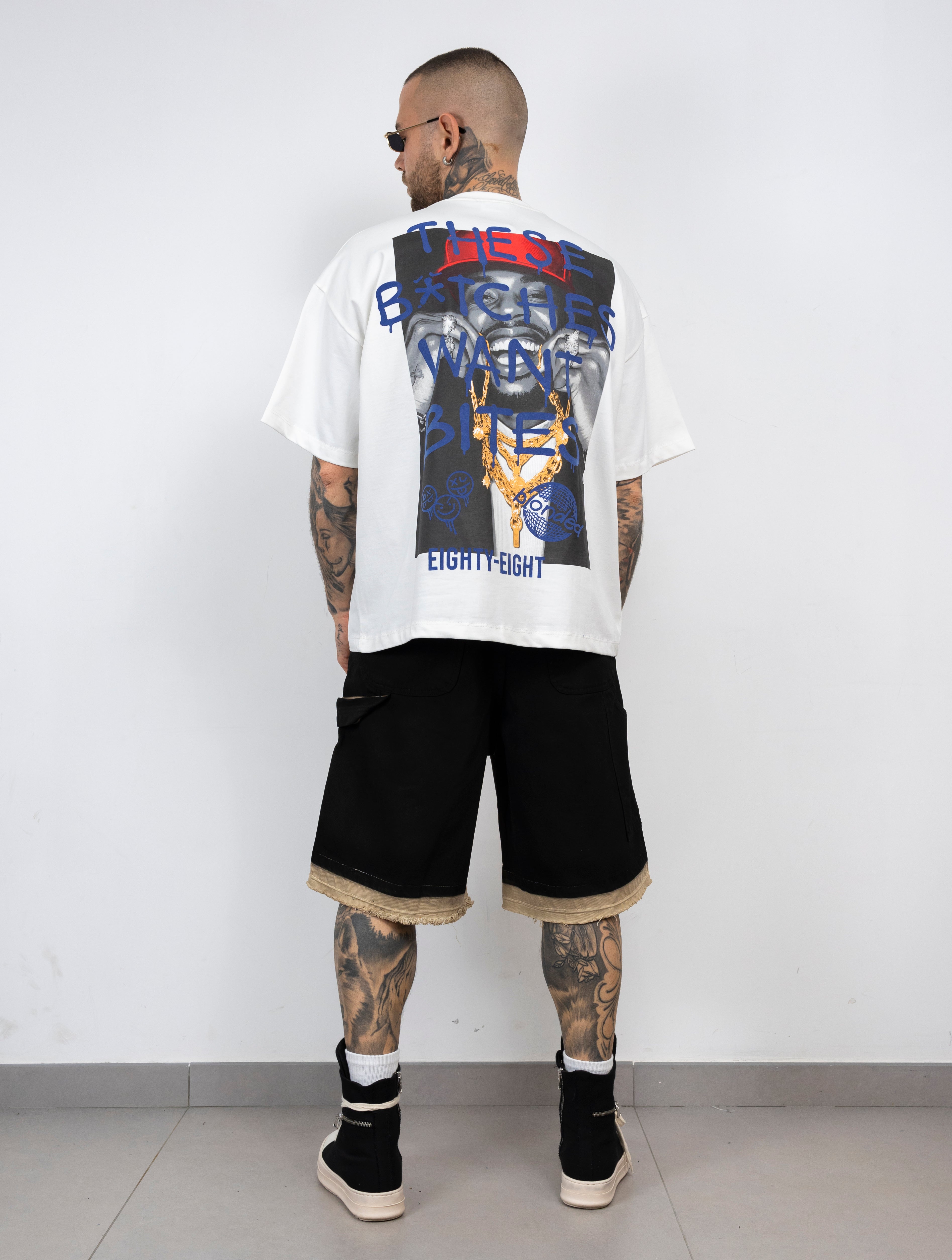 T-shirt over scritte