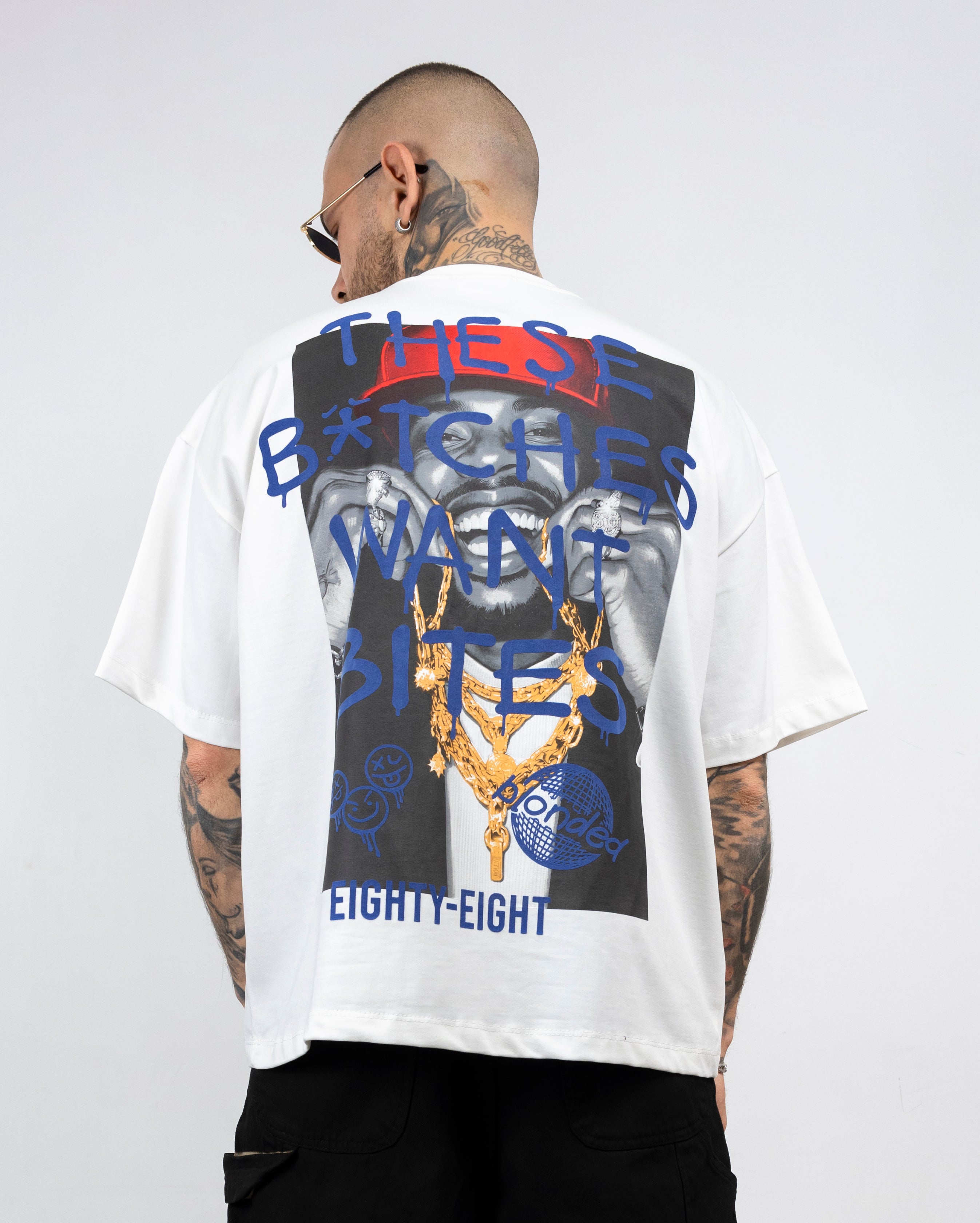 T-shirt over scritte