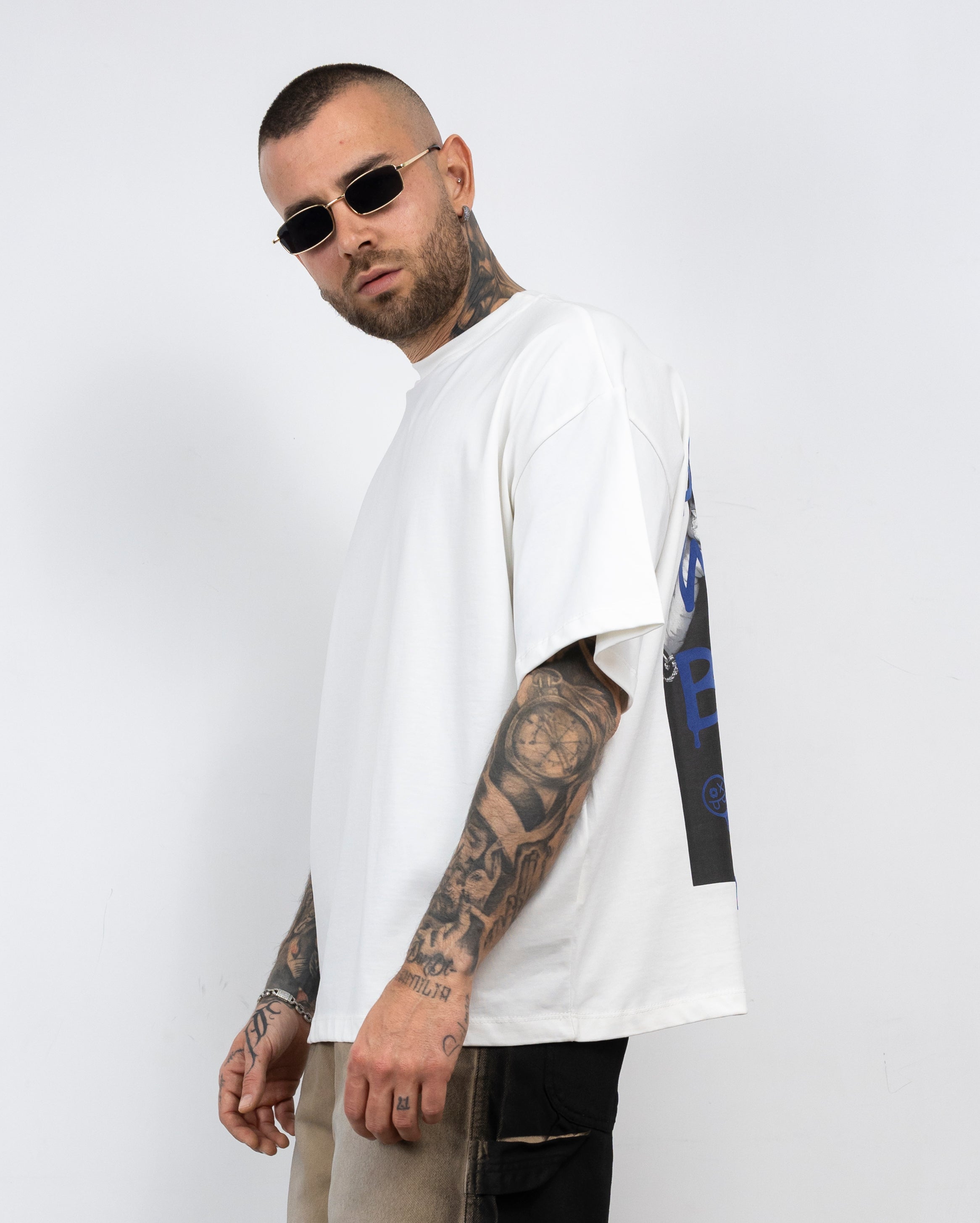 T-shirt over scritte