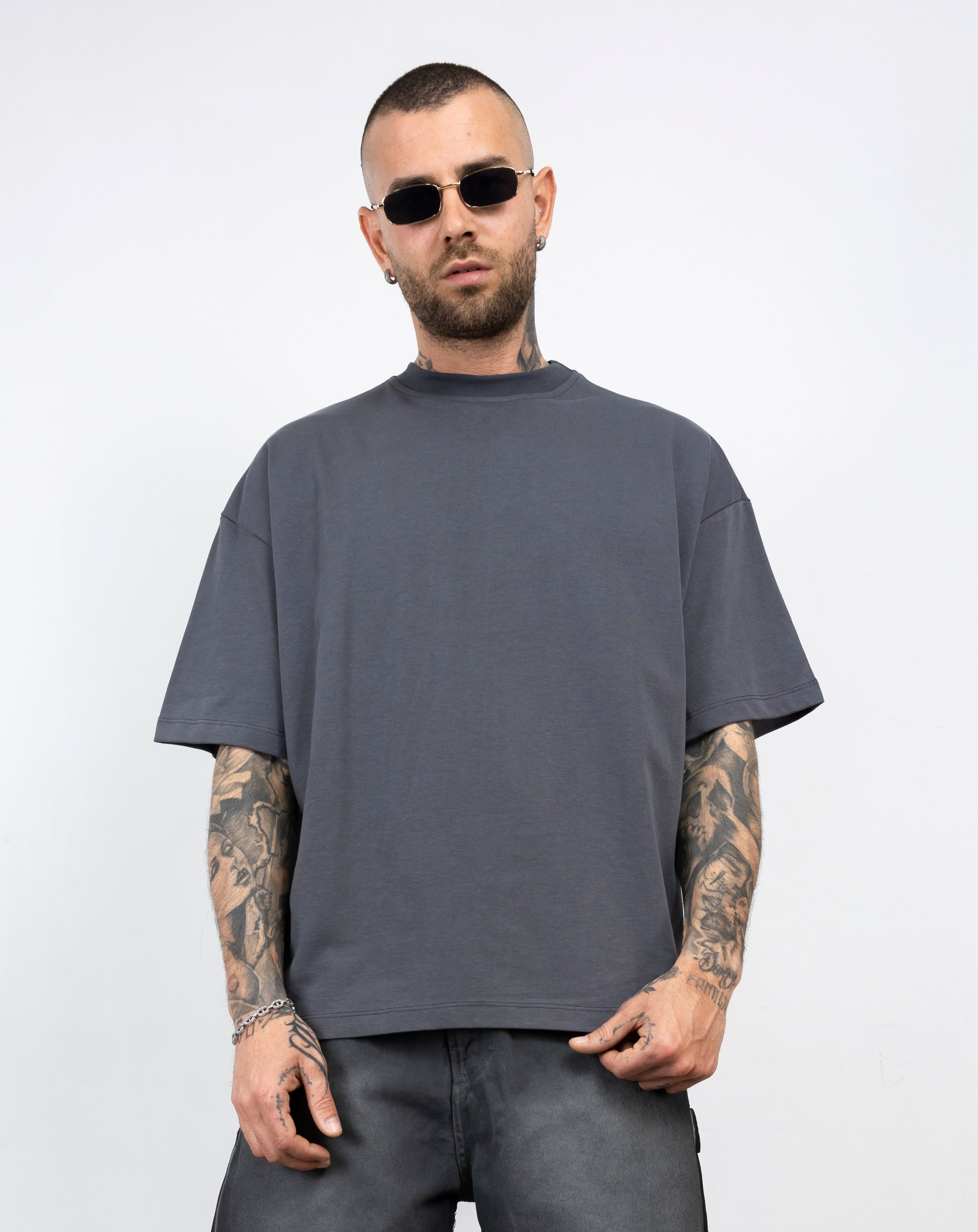 T-shirt over scritte