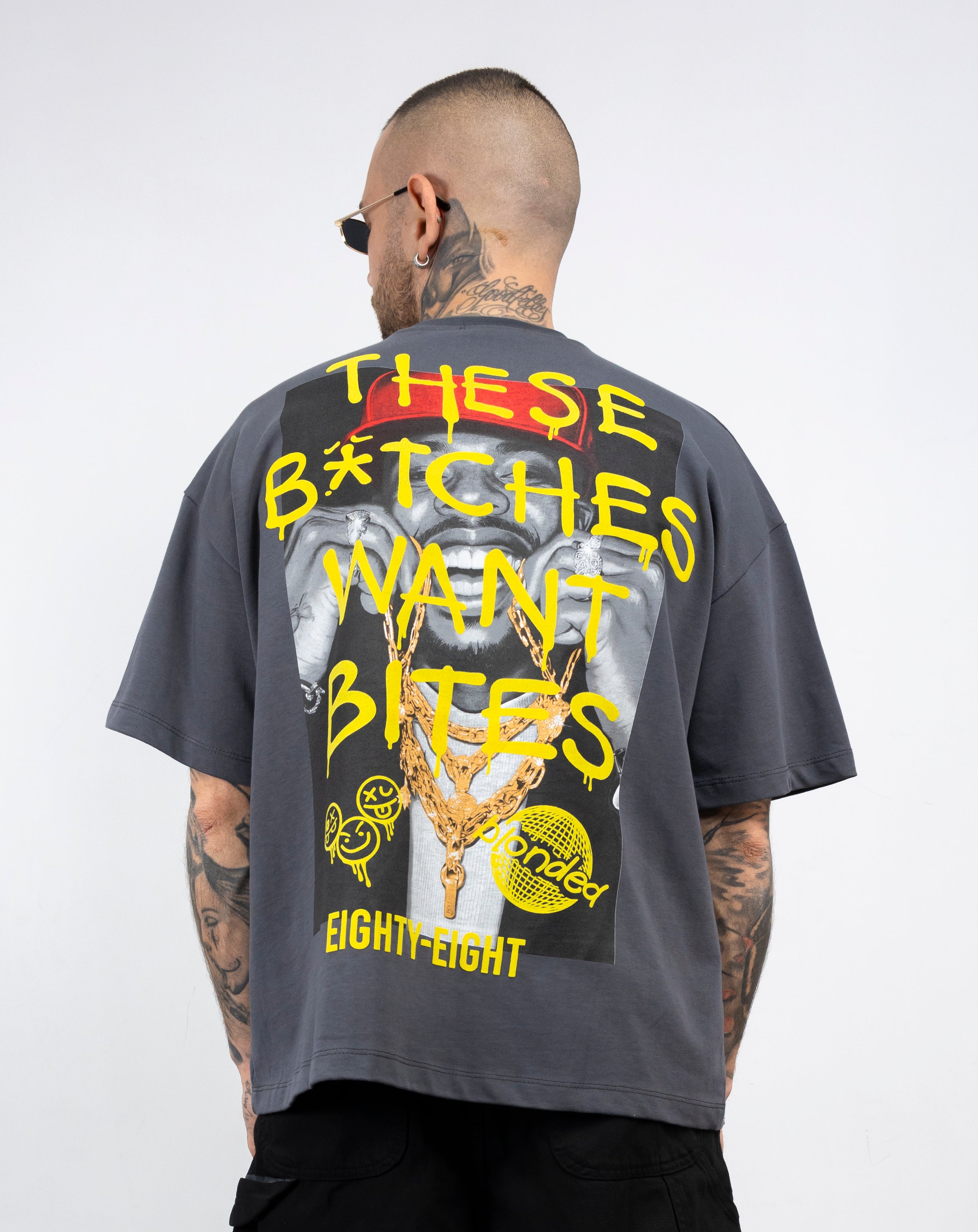 T-shirt over scritte