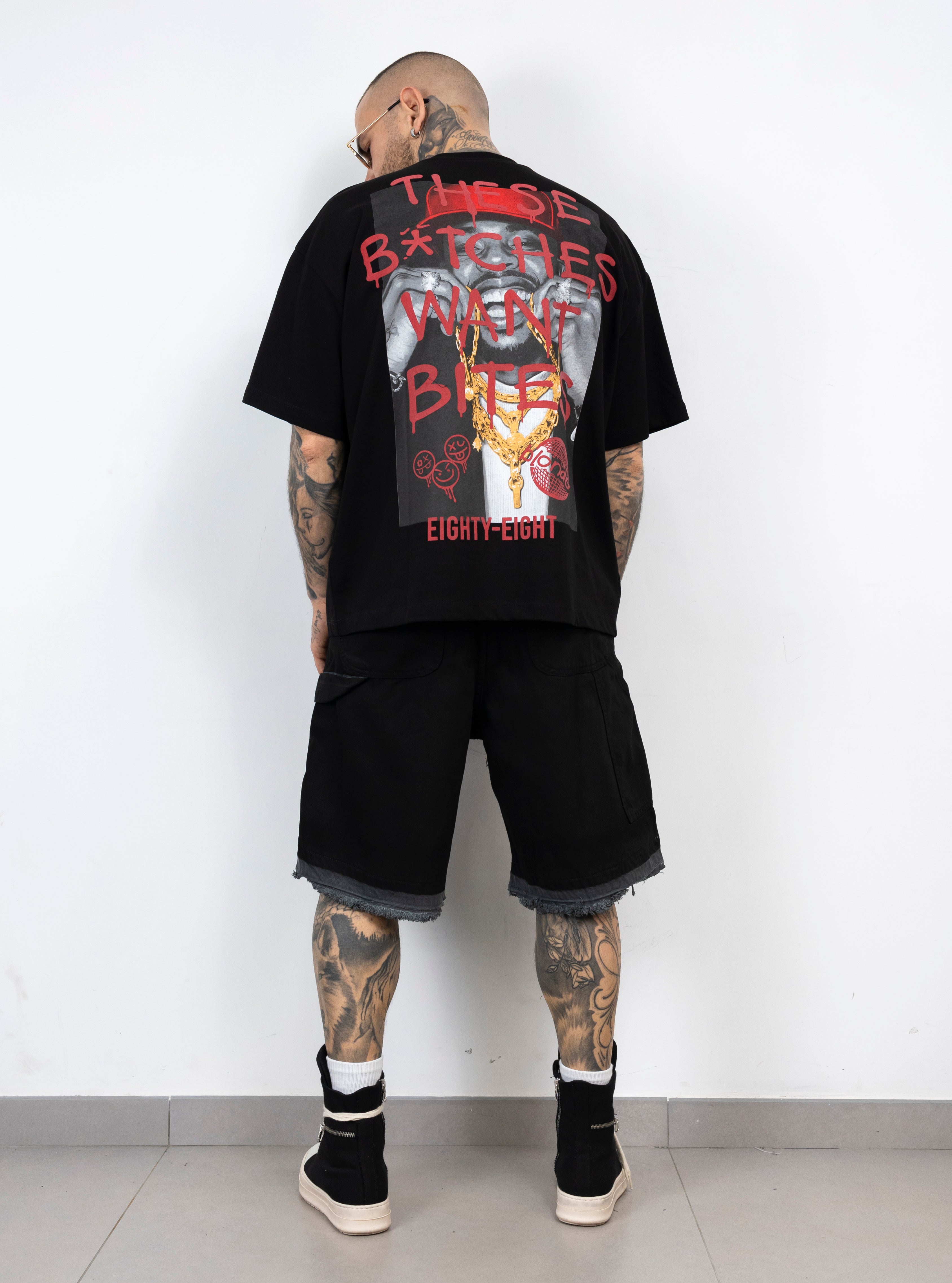 T-shirt over scritte