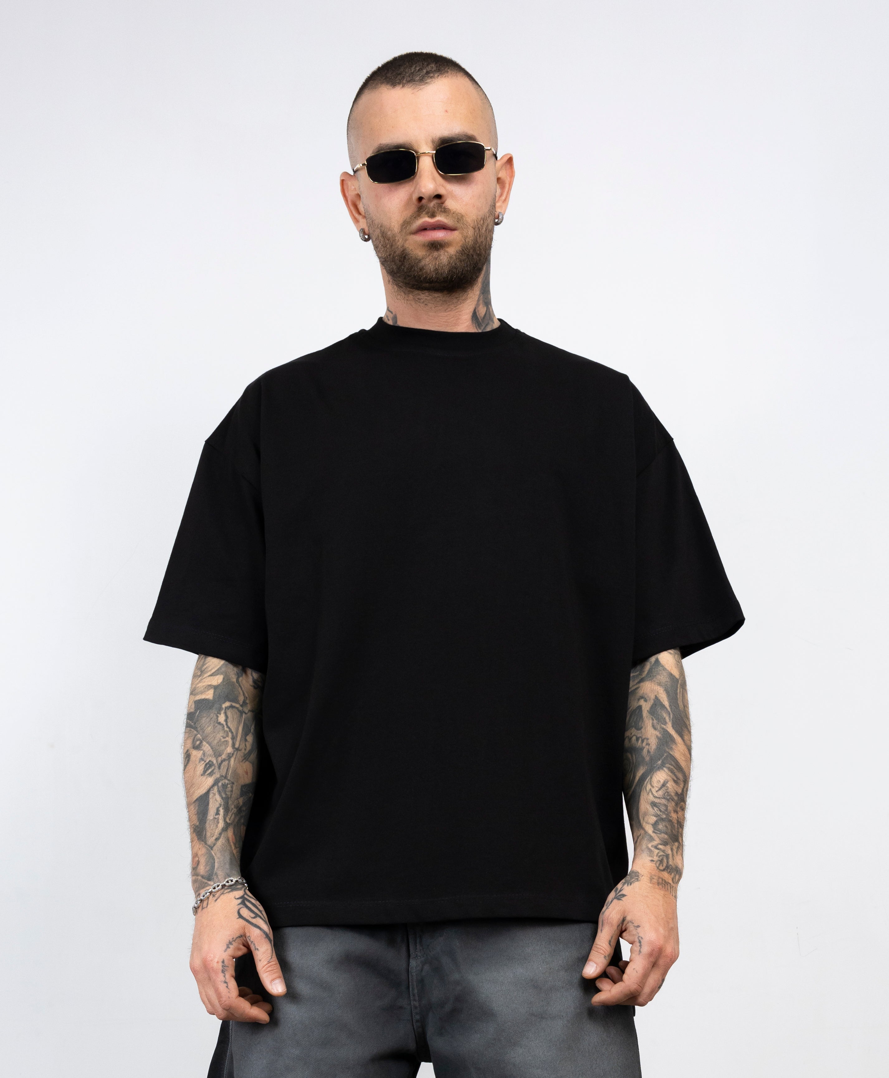 T-shirt over scritte