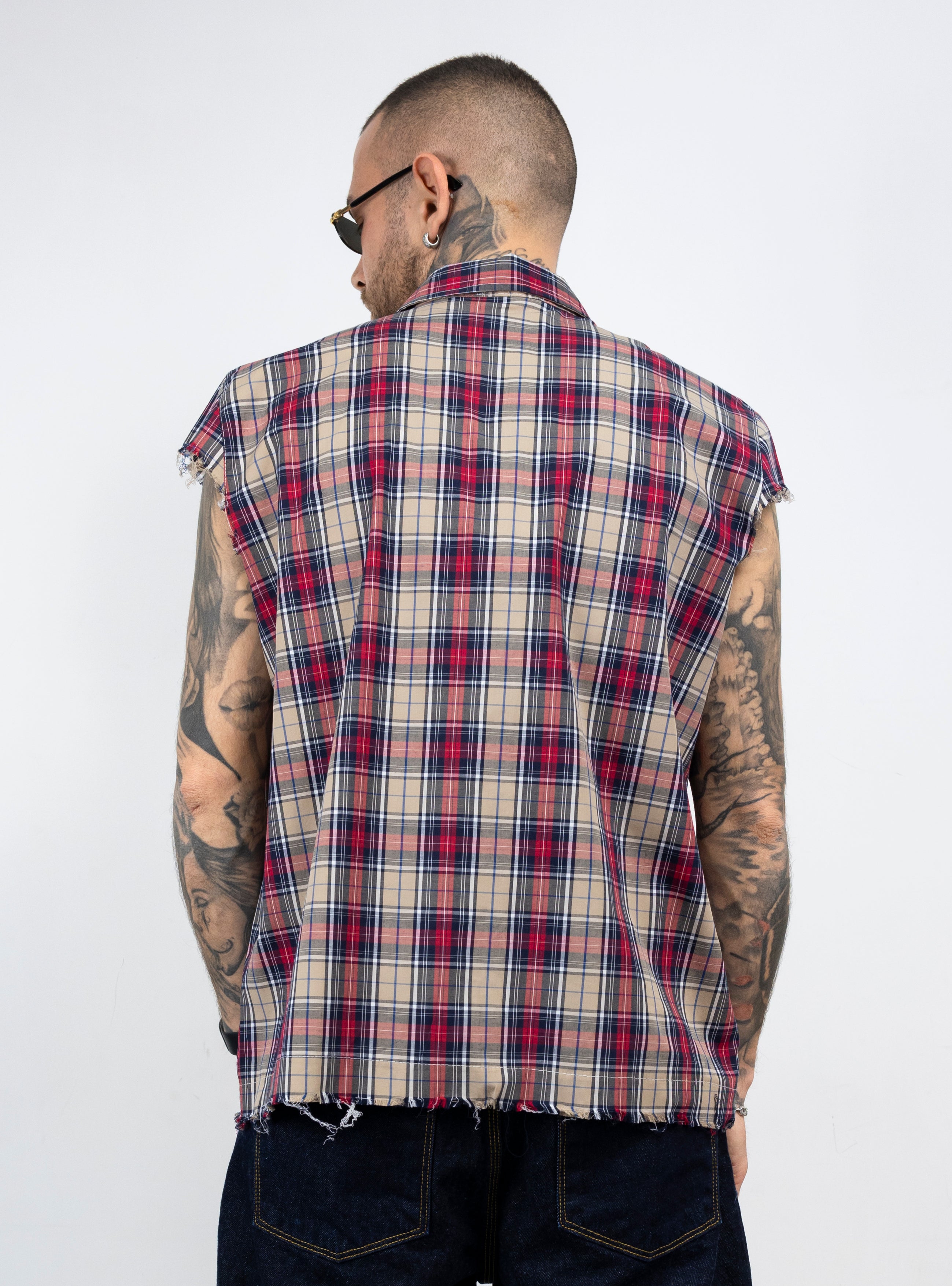 Camicia smanicata taglio vivo