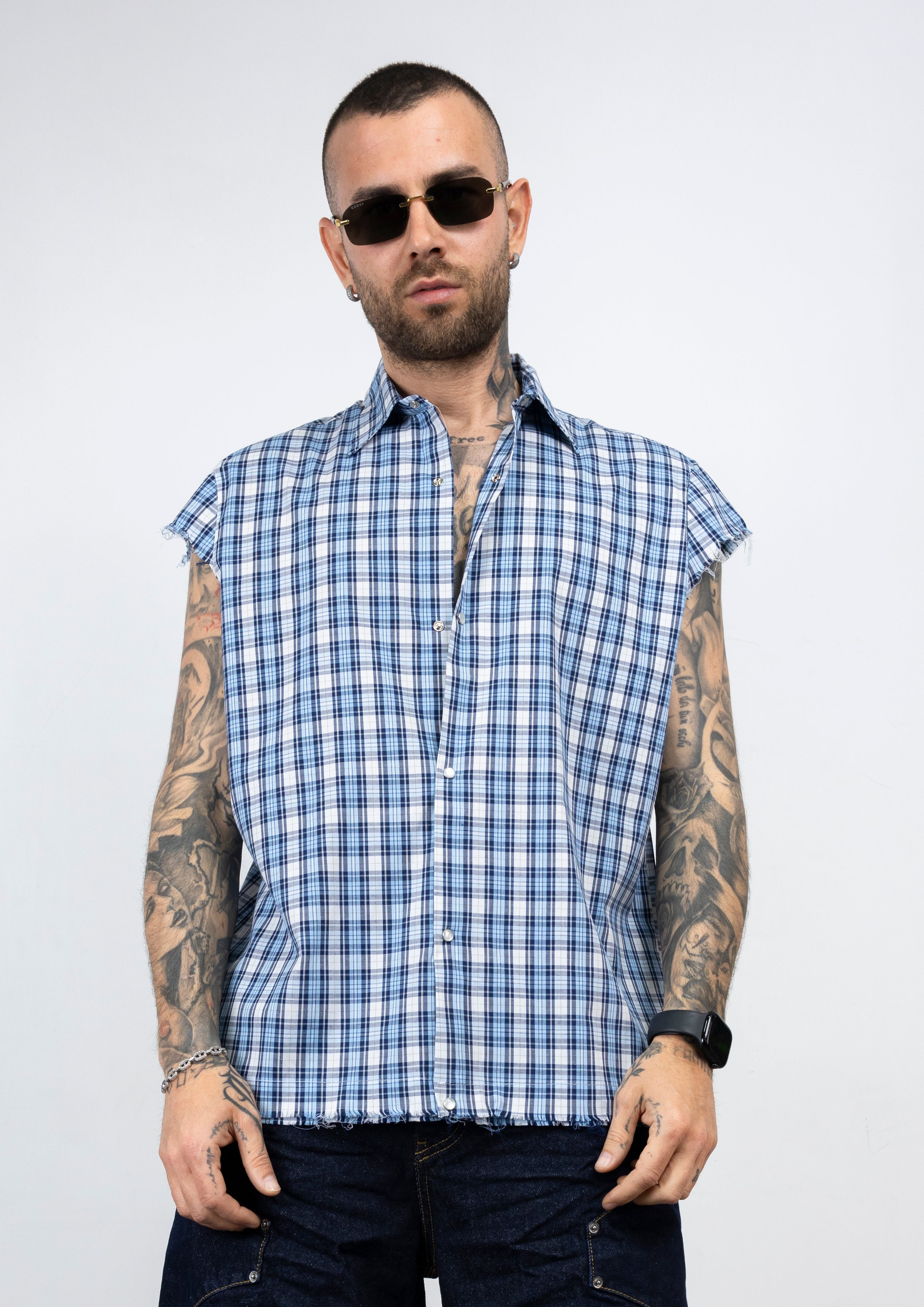 Camicia smanicata taglio vivo