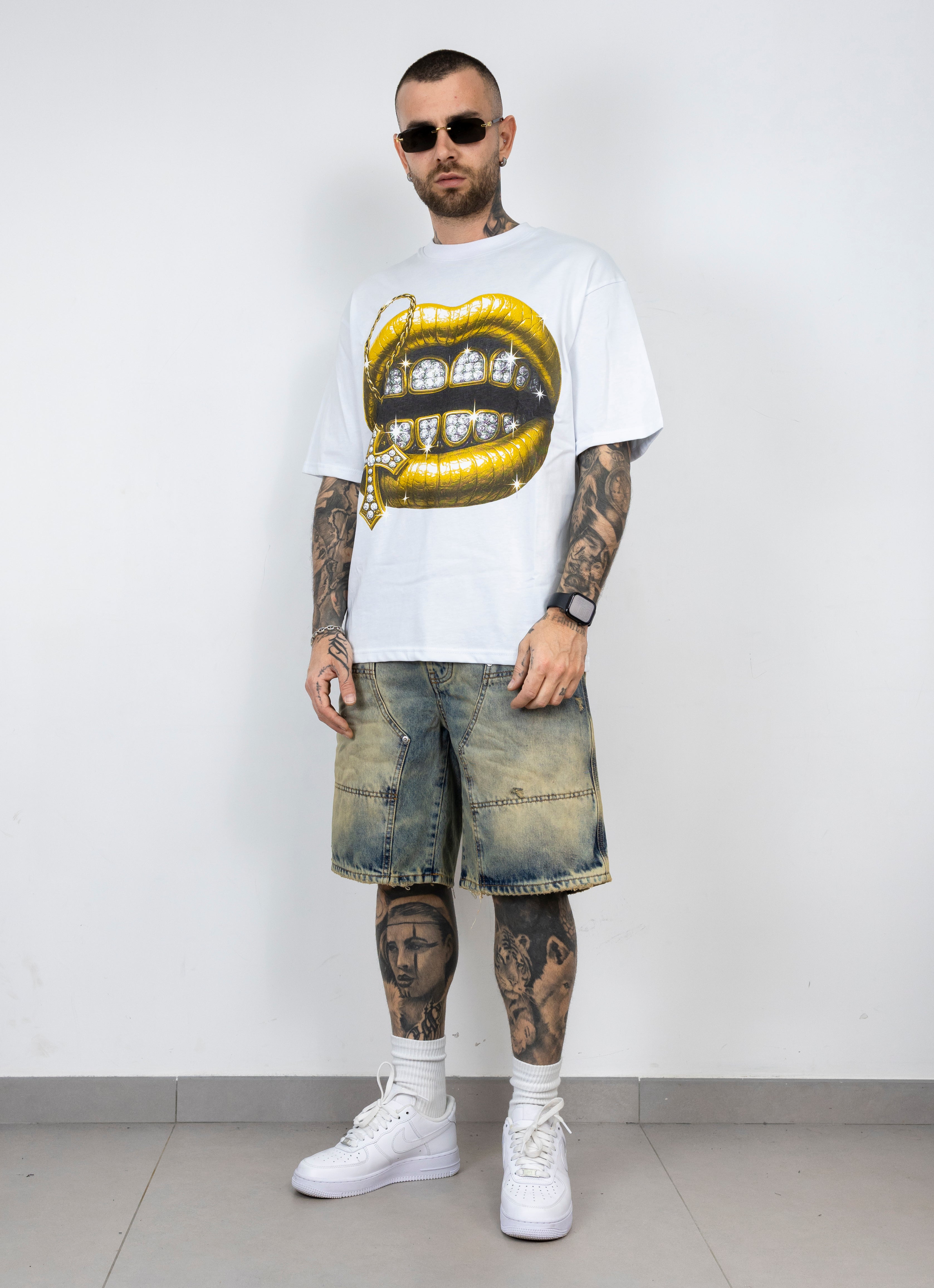 T-shirt mouth gold