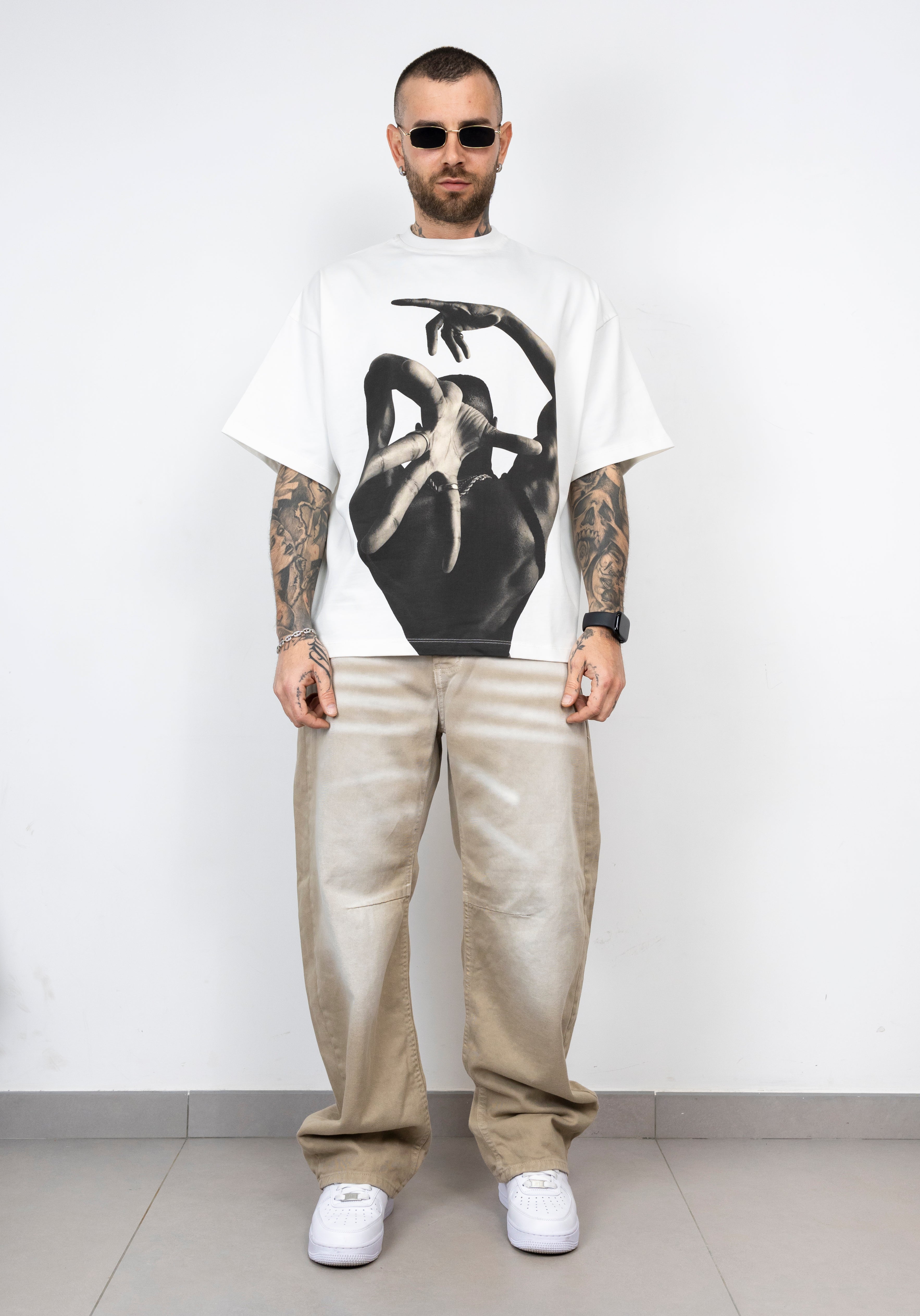 T-shirt over rich